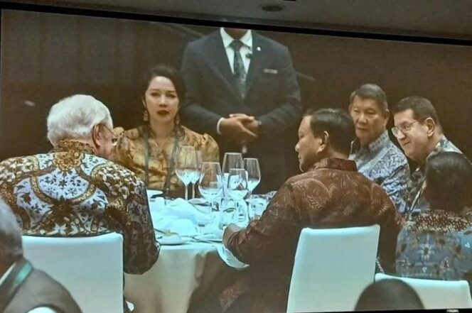 
					Presiden Prabowo Subianto menghadiri Forbes Global CEO Conference 2025 di Jakarta dan menjadi pembicara utama. Dalam jamuan bersama Steve Forbes, Prabowo memaparkan pandangannya tentang ekonomi Indonesia dan posisi strategis bangsa di kancah global.(Foto: Istimewa)
