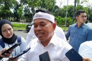 Gubernur Jawa Barat Dedi Mulyadi akan memeriksa ke Bank Indonesia soal kabar dana Rp4,17 triliun milik Pemprov Jabar yang disebut mengendap. Ia menegaskan siap memecat pejabat yang tak jujur, sementara Menkeu Purbaya menyarankan agar Dedi memeriksanya langsung ke BI (foto: Istimewa)