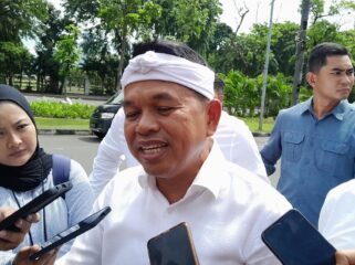 Gubernur Jawa Barat Dedi Mulyadi akan memeriksa ke Bank Indonesia soal kabar dana Rp4,17 triliun milik Pemprov Jabar yang disebut mengendap. Ia menegaskan siap memecat pejabat yang tak jujur, sementara Menkeu Purbaya menyarankan agar Dedi memeriksanya langsung ke BI (foto: Istimewa)
