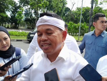 Gubernur Jawa Barat Dedi Mulyadi akan memeriksa ke Bank Indonesia soal kabar dana Rp4,17 triliun milik Pemprov Jabar yang disebut mengendap. Ia menegaskan siap memecat pejabat yang tak jujur, sementara Menkeu Purbaya menyarankan agar Dedi memeriksanya langsung ke BI (foto: Istimewa)