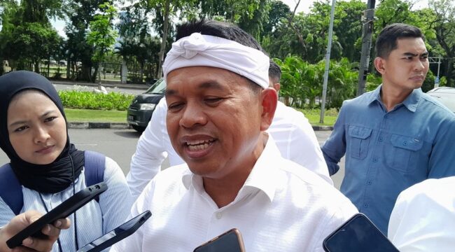 Gubernur Jawa Barat Dedi Mulyadi akan memeriksa ke Bank Indonesia soal kabar dana Rp4,17 triliun milik Pemprov Jabar yang disebut mengendap. Ia menegaskan siap memecat pejabat yang tak jujur, sementara Menkeu Purbaya menyarankan agar Dedi memeriksanya langsung ke BI (foto: Istimewa)