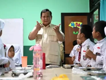 Presiden Prabowo Subianto mendorong pembangunan 7.000 Sekolah Terintegrasi Non-Asrama untuk anak-anak dari keluarga pas-pasan hingga menengah. Menteri Abdul Mu’ti menegaskan konsep masih dimatangkan agar program pemerataan pendidikan berjalan efektif.(Foto: istimewa)