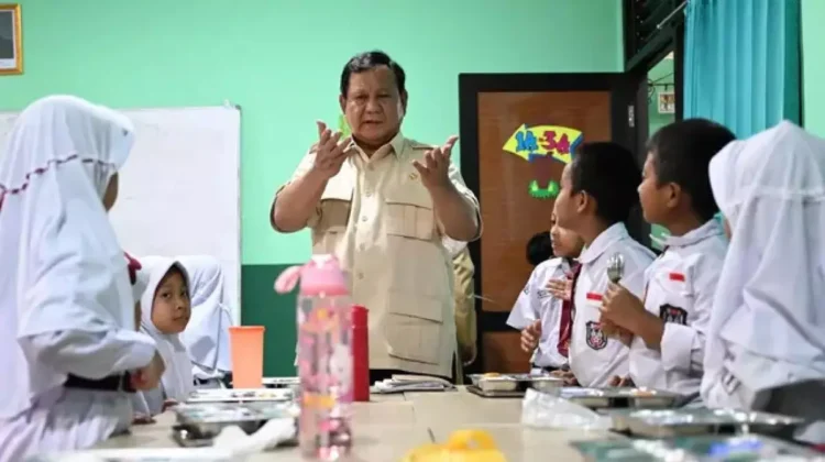 Presiden Prabowo Subianto mendorong pembangunan 7.000 Sekolah Terintegrasi Non-Asrama untuk anak-anak dari keluarga pas-pasan hingga menengah. Menteri Abdul Mu’ti menegaskan konsep masih dimatangkan agar program pemerataan pendidikan berjalan efektif.(Foto: istimewa)