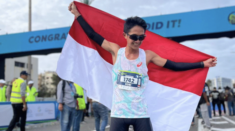 Robi Syianturi kembali pecahkan rekor nasional half marathon di Casablanca Marathon 2025 dengan waktu 1 jam 3 menit 24 detik. Atlet ASICS Indonesia ini finis di posisi kelima dunia dan bersiap menuju SEA Games 2025.(Foto : doc. Asics/Ist)