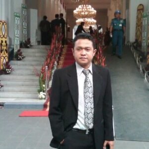 Kuasa hukum CV Kawan Lama, Ebeneser Ginting, mempertanyakan klaim Dandim Belu yang menyebut dump truck milik kliennya telah diserahkan ke Propam Polda NTT. Ia menilai penyitaan tersebut ilegal dan berencana menempuh jalur hukum.(Foto: Prabainsight/Istimewa)