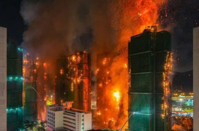 
					Kebakaran Level 5 pertama dalam 17 tahun melanda Tai Po, Hong Kong: 44 tewas, 279 hilang, dan ratusan petugas masih mencari korban. Investigasi temukan polistirena sebagai pemicu cepatnya api.