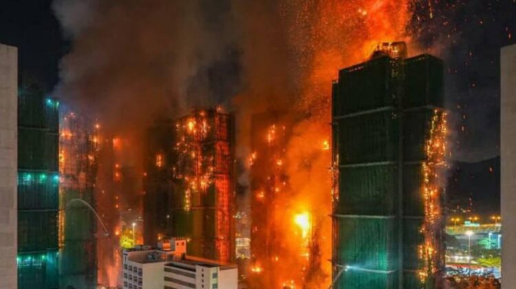 Kebakaran Level 5 pertama dalam 17 tahun melanda Tai Po, Hong Kong: 44 tewas, 279 hilang, dan ratusan petugas masih mencari korban. Investigasi temukan polistirena sebagai pemicu cepatnya api.