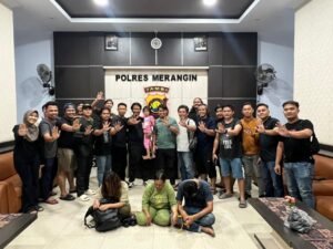 Satreskrim polres Merangin dan sat Reskrim Polresta Makasar,usai berhasil menemukan korban penculikan di wilayah Merangin.(Foto: Ist)