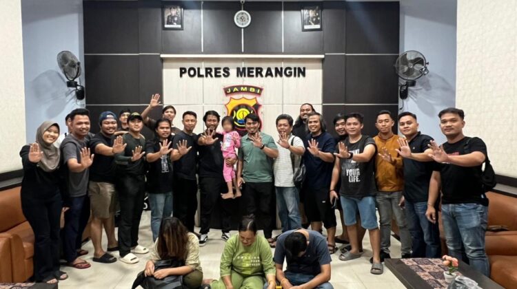 Satreskrim polres Merangin dan sat Reskrim Polresta Makasar,usai berhasil menemukan korban penculikan di wilayah Merangin.(Foto: Ist)