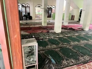 Ledakan di masjid kompleks TNI AL Kodamar dekat SMAN 72 Jakarta bikin panik warga. Delapan orang luka, dugaan awal korsleting alat elektronik.(Foto: Ist)