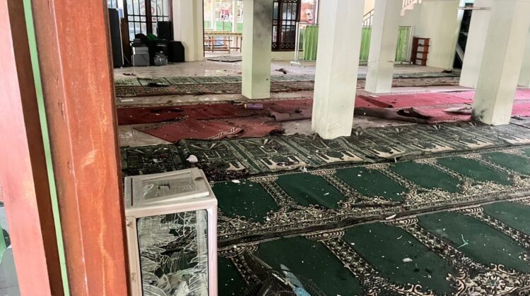 Ledakan di masjid kompleks TNI AL Kodamar dekat SMAN 72 Jakarta bikin panik warga. Delapan orang luka, dugaan awal korsleting alat elektronik.(Foto: Ist)