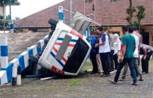 Mobil ujian SIM di Satpas Singosari Malang terguling saat praktik karena peserta men-starter mesin dalam posisi persneling masuk. Peristiwa unik ini terjadi di tanjakan dan langsung viral.