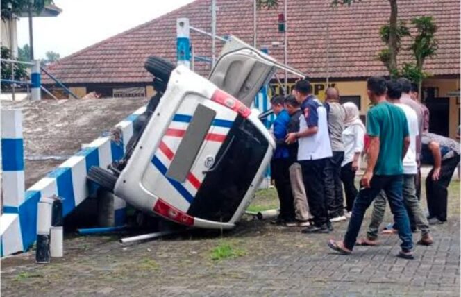 
					Mobil ujian SIM di Satpas Singosari Malang terguling saat praktik karena peserta men-starter mesin dalam posisi persneling masuk. Peristiwa unik ini terjadi di tanjakan dan langsung viral.