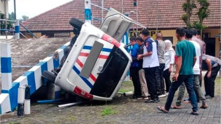 Mobil ujian SIM di Satpas Singosari Malang terguling saat praktik karena peserta men-starter mesin dalam posisi persneling masuk. Peristiwa unik ini terjadi di tanjakan dan langsung viral.