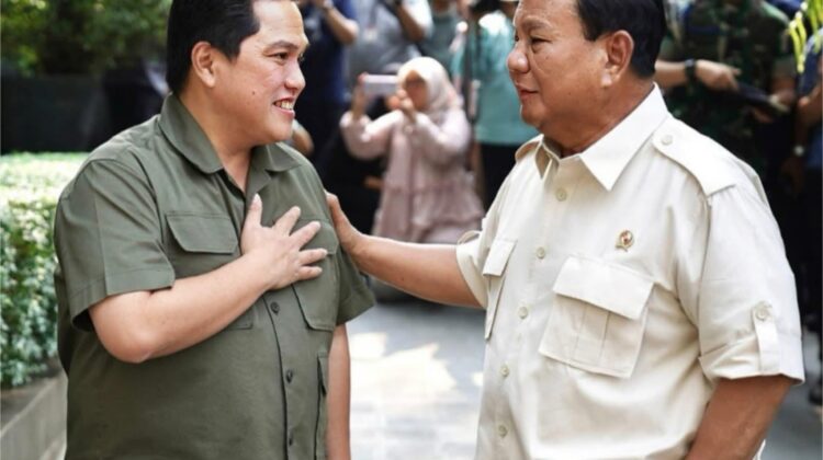 PSSI disebut sedang “healing” setelah kegagalan era Patrick Kluivert. Bung Harpa mengungkap bagaimana gaya “One Man Show” Erick Thohir membuat federasi kini kembali ke sistem kolektif dalam memilih pelatih baru Timnas Indonesia. Artikel ini membahas sisi satir, politik sepak bola, dan alasan di balik lamanya pengumuman pelatih baru.
