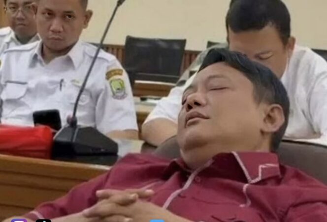 
					Ali Imam Faryadi, Dirut Perumda Tirta Patriot, justru terlihat melakukan kegiatan yang sama sekali tidak masuk dalam agenda rapat: tidur saat rapat