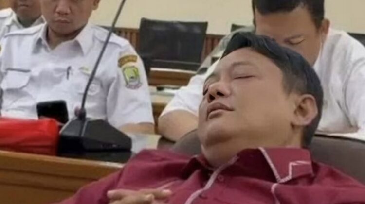 Ali Imam Faryadi, Dirut Perumda Tirta Patriot, justru terlihat melakukan kegiatan yang sama sekali tidak masuk dalam agenda rapat: tidur saat rapat