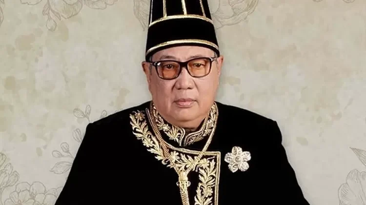 Raja Surakarta PB XIII Hangabehi wafat di usia 77 tahun. Sosok penjaga tradisi Jawa ini meninggalkan duka mendalam bagi Keraton dan masyarakat Solo yang masih setia menjaga warisan leluhurnya.(Foto:Ist)
