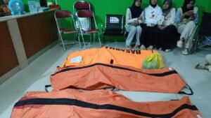 Tim SAR menyusuri Sungai Jolinggo, Kendal, mencari mahasiswa UIN Walisongo yang terseret arus saat kegiatan KKN di Desa Getas.
