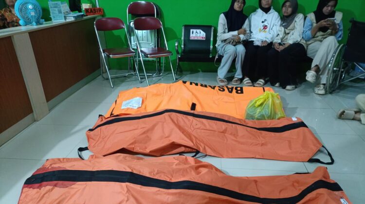 Tim SAR menyusuri Sungai Jolinggo, Kendal, mencari mahasiswa UIN Walisongo yang terseret arus saat kegiatan KKN di Desa Getas.
