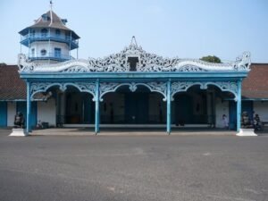 GKR Timoer tegaskan Pakubuwono XIII telah menunjuk KGPAA Hamangkunegoro sebagai penerus tahta Keraton Surakarta, keputusan keluarga inti yang tak bisa diganggu gugat.