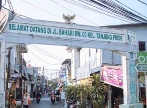 BNN dan Brimob gerebek Kampung Bahari, tangkap 18 pelaku narkoba. Petasan, bong, dan sabu ditemukan di lapak-lapak dekat rel.(Foto:Istimewa)