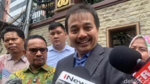 Roy Suryo menanggapi penetapan tersangkanya dalam kasus ijazah palsu Jokowi dengan santai dan senyum, menyebutnya sebagai bagian dari perjuangan melawan kriminalisasi.(Foto: detik.com)