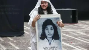 Marsinah, aktivis buruh asal Nganjuk yang tewas pada 1993, kini dianugerahi gelar Pahlawan Nasional oleh Presiden Prabowo. Perjuangannya membela hak pekerja akhirnya diakui negara.(Foto:Istimewa)