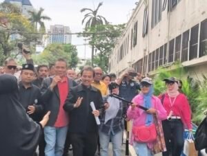 Roy Suryo, Rismon, dan Dokter Tifa diperiksa Polda Metro Jaya soal dugaan ijazah palsu Jokowi-Gibran. Rismon ancam gugat polisi Rp126 triliun.