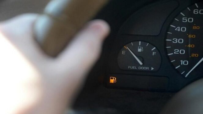 
					Tips hemat BBM yang sering diabaikan pengemudi. Kenali kebiasaan berkendara yang bikin mobil boros dan pelajari cara sederhana untuk membuat konsumsi bahan bakar lebih efisien.