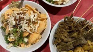 Rekomendasi kuliner malam Jakarta Timur yang wajib dicoba, dari Nasi Uduk Mat Lengket yang viral hingga Nasi Goreng Cak Aris yang pedas nagih. Cocok untuk pecinta makan malam kaki lima.