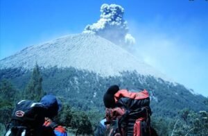 Sebanyak 129 pendaki memilih bermalam di Ranu Kumbolo saat Gunung Semeru erupsi. Meski hujan deras dan status Siaga naik menjadi Awas, para pendaki tetap tenang mengikuti arahan TNBTS hingga akhirnya turun dengan aman pada Kamis pagi.(Foto:Ist)