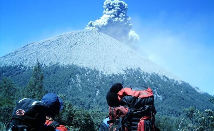 Sebanyak 129 pendaki memilih bermalam di Ranu Kumbolo saat Gunung Semeru erupsi. Meski hujan deras dan status Siaga naik menjadi Awas, para pendaki tetap tenang mengikuti arahan TNBTS hingga akhirnya turun dengan aman pada Kamis pagi.(Foto:Ist)