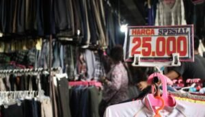 Menteri Keuangan Purbaya Yudhi Sadewa menegaskan bisnis thrifting tetap ilegal meski pedagang siap bayar pajak. Dalam konferensi pers APBN KiTA, Purbaya menyebut pajak tidak bisa mengubah status barang bekas impor yang masuk secara ilegal.