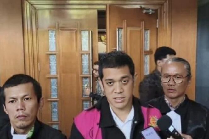 
					Sidang korupsi tata kelola minyak Pertamina senilai Rp 285 triliun kembali memanas. Muhammad Kerry Adrianto Riza membantah keterlibatan ayahnya, Riza Chalid, dan mengklaim justru memberi efisiensi bagi Pertamina.