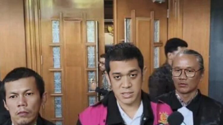 Sidang korupsi tata kelola minyak Pertamina senilai Rp 285 triliun kembali memanas. Muhammad Kerry Adrianto Riza membantah keterlibatan ayahnya, Riza Chalid, dan mengklaim justru memberi efisiensi bagi Pertamina.