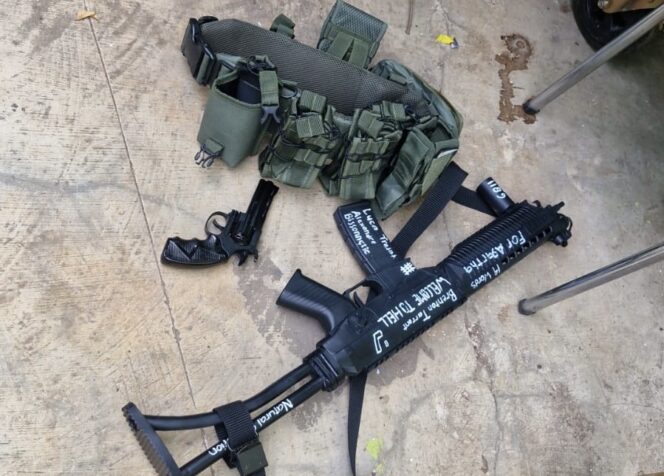 
					Kepolisian menemukan dua senjata rakitan bertuliskan “Welcome to Hell” di lokasi ledakan Masjid Kodamar. Kasus ini kini jadi perhatian publik dan tengah diselidiki.(Foto: Istimewa)