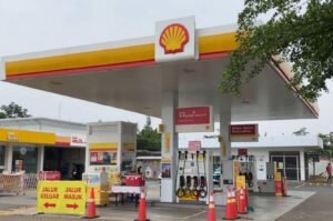 Shell Indonesia resmi membeli 100 ribu barel BBM dari Pertamina setelah sering mengalami kekosongan stok di SPBU. Kementerian ESDM memastikan pasokan tiba akhir November, menandai babak baru kerja sama energi nasional.