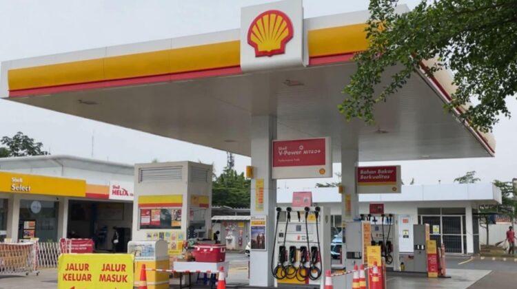 Shell Indonesia resmi membeli 100 ribu barel BBM dari Pertamina setelah sering mengalami kekosongan stok di SPBU. Kementerian ESDM memastikan pasokan tiba akhir November, menandai babak baru kerja sama energi nasional.