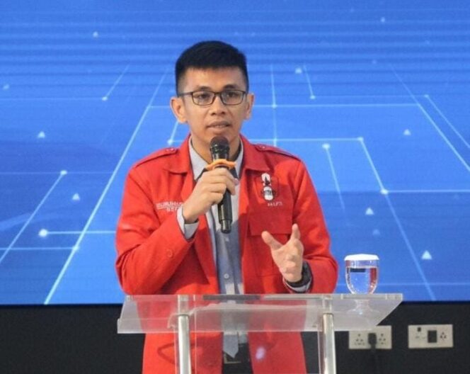 
					Aktivis GMNI Edgar Joshua Silalahi mengkritik Menhan Sjafrie Sjamsoeddin yang dinilai berlebihan dan tanpa dasar hukum dalam rencana pelibatan TNI menjaga kilang minyak, serta meminta Presiden Prabowo memberi teguran.