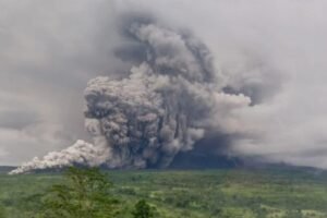 Erupsi besar Gunung Semeru kembali terjadi pada 19 November 2025. Status dinaikkan ke Level IV (Awas), awan panas meluncur 14 km, dan warga di zona merah dievakuasi ke titik aman. BPBD Lumajang masih melakukan penyelamatan di tengah cuaca ekstrem.(Foto:Istimewa)