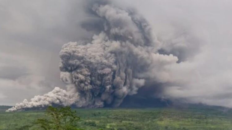 Erupsi besar Gunung Semeru kembali terjadi pada 19 November 2025. Status dinaikkan ke Level IV (Awas), awan panas meluncur 14 km, dan warga di zona merah dievakuasi ke titik aman. BPBD Lumajang masih melakukan penyelamatan di tengah cuaca ekstrem.(Foto:Istimewa)