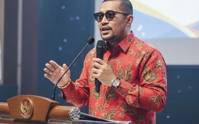 Anies Baswedan kembali lempar kritik ke pemerintahan Prabowo-Gibran. Sandri Rumanama menilai kritiknya emosional dan tak berbasis data, bahkan menyebut capaian pemerintah sudah 20 persen terealisasi.
