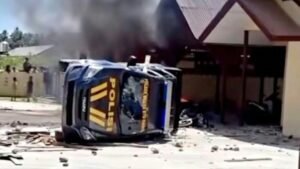 Mapolsek Muara Batang Gadis di Mandailing Natal dibakar massa setelah beredar kabar terduga bandar narkoba dilepaskan. Polda Sumut menyebut pelaku kabur, bukan dilepas.(Istimewa)