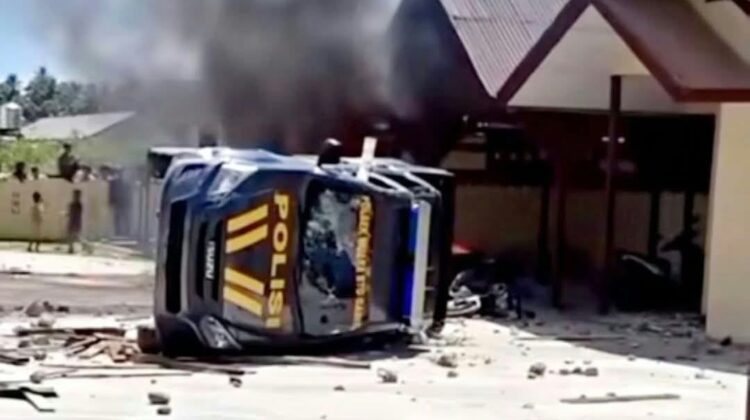 Mapolsek Muara Batang Gadis di Mandailing Natal dibakar massa setelah beredar kabar terduga bandar narkoba dilepaskan. Polda Sumut menyebut pelaku kabur, bukan dilepas.(Istimewa)