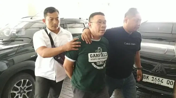 Polisi menangkap Samuel Ardi Kristanto terkait dugaan pembongkaran paksa rumah Nenek Elina Widjajanti di Surabaya. Samuel dibawa ke Ditreskrimum Polda Jatim dengan tangan terborgol. Kasus kepemilikan tanah ini kini masuk tahap penyidikan.(Istimewa)