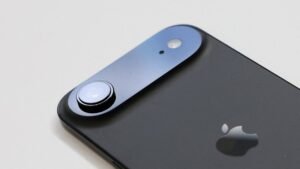 Harga resmi iPhone Air di Indonesia turun hingga Rp3,25 juta menjelang akhir 2025. Varian 256 GB kini dibanderol Rp17,9 juta di iBox. Penurunan harga ini terjadi di seluruh varian, sementara rumor penerus iPhone Air untuk 2026 mulai mencuat.(Istimewa)