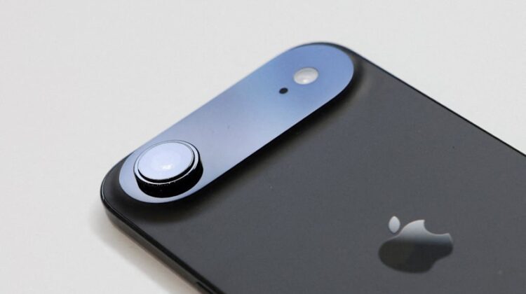 Harga resmi iPhone Air di Indonesia turun hingga Rp3,25 juta menjelang akhir 2025. Varian 256 GB kini dibanderol Rp17,9 juta di iBox. Penurunan harga ini terjadi di seluruh varian, sementara rumor penerus iPhone Air untuk 2026 mulai mencuat.(Istimewa)