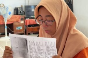 Kasus Nur Aini, guru SD di Pasuruan yang menempuh jarak 114 km setiap hari menuju sekolah di Tosari, berakhir pada pemecatan ASN. Pemerintah daerah menyebut keputusan berdasar pelanggaran disiplin sesuai PP 94/2021, sementara Nur Aini mengklaim absensinya direkayasa pihak sekolah.(Istimewa)