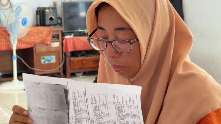 Kasus Nur Aini, guru SD di Pasuruan yang menempuh jarak 114 km setiap hari menuju sekolah di Tosari, berakhir pada pemecatan ASN. Pemerintah daerah menyebut keputusan berdasar pelanggaran disiplin sesuai PP 94/2021, sementara Nur Aini mengklaim absensinya direkayasa pihak sekolah.(Istimewa)